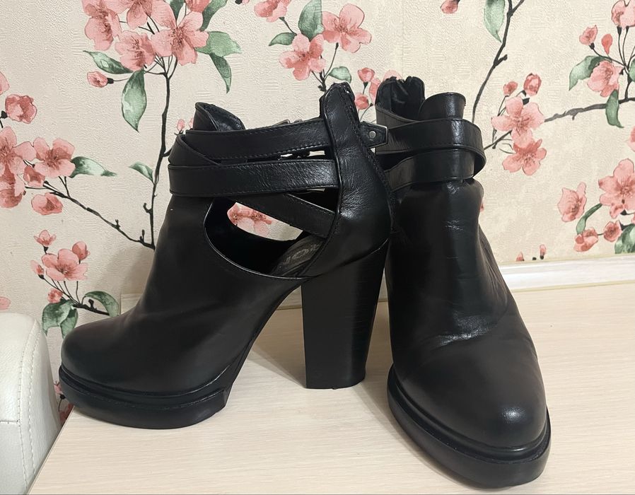 Шкіряні ботильйони Bronx з ремінцями