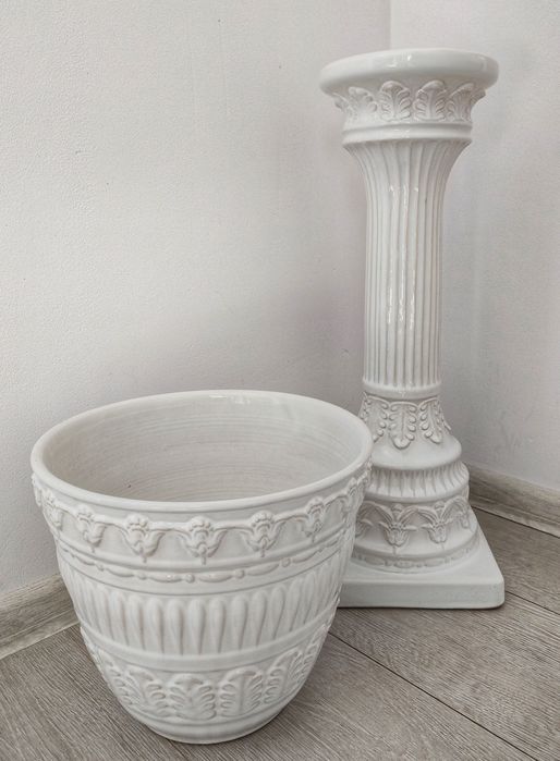 Ceramiczny postument z donicą