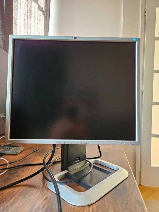 Monitor 19" HP LP1965 pivot używany, z kablami, sprawny