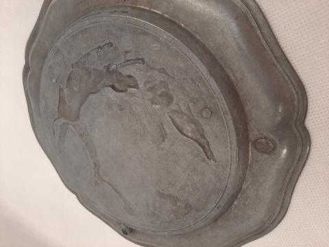 Ozdobny talerz z cyny -motyw myśliwski-sugn