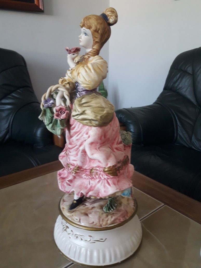 Duża figurka porcelanowa, dama z koszem kwiatów  Włochy