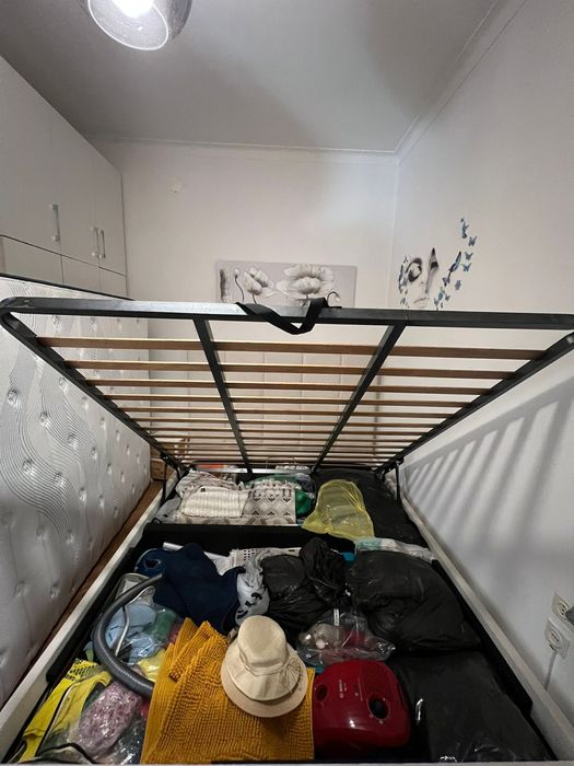 Cama de casal aveludada cor neutra