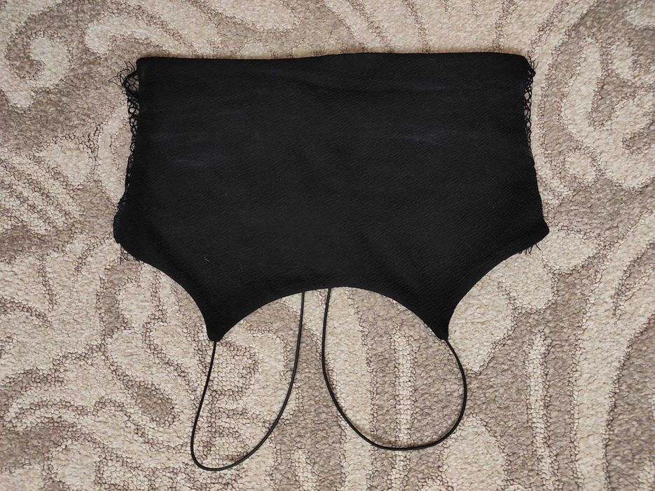 Czarna bluzka crop top z koronką