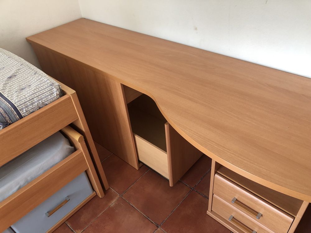 Cama e secretária