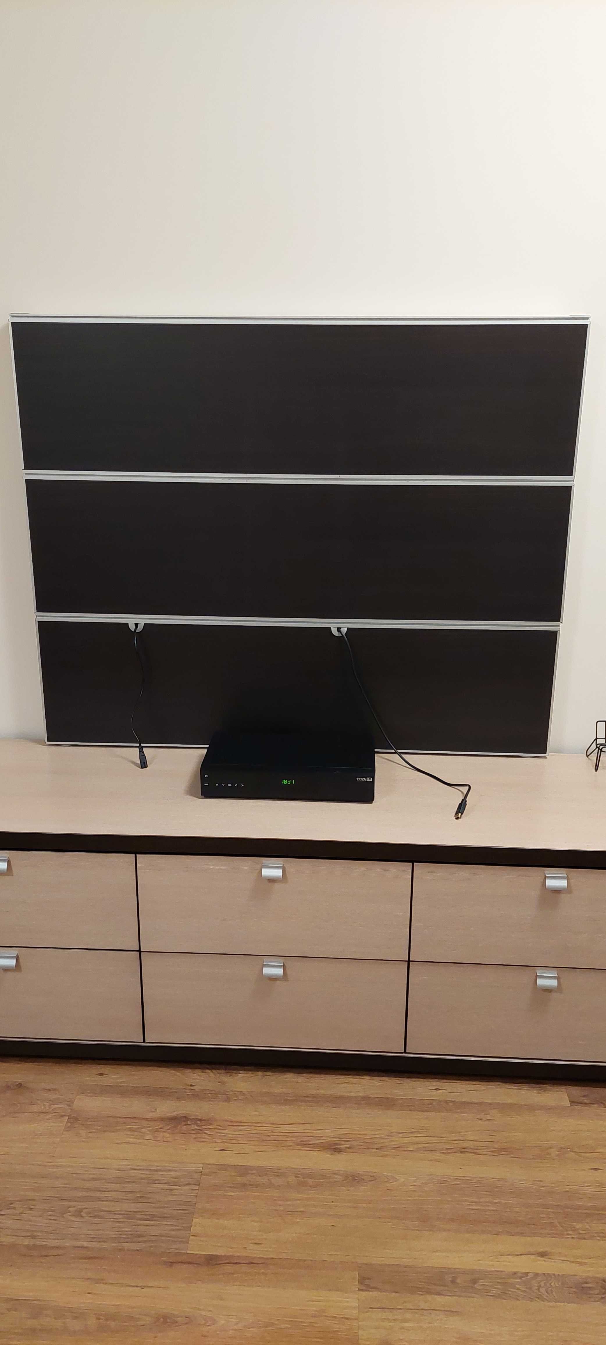 Panel z wieszakiem do telewizora