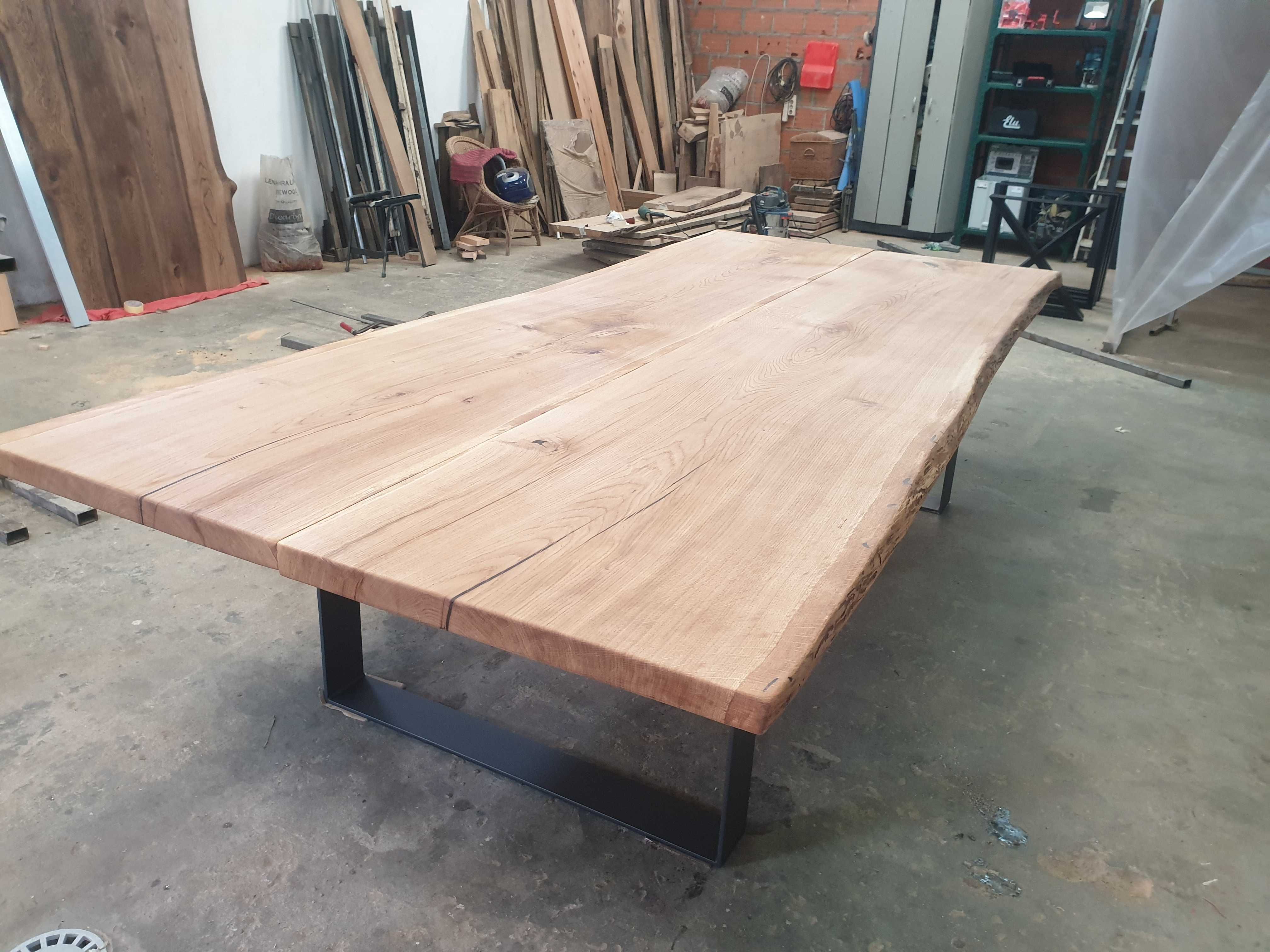 Mesa em madeira maciça rústica,borda o vivo.Rustic solid wood table