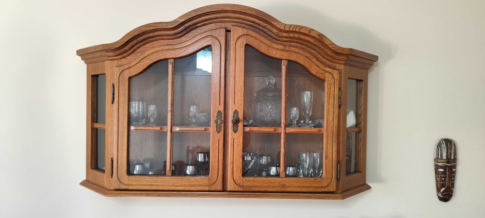 Drewniana witryna wisząca