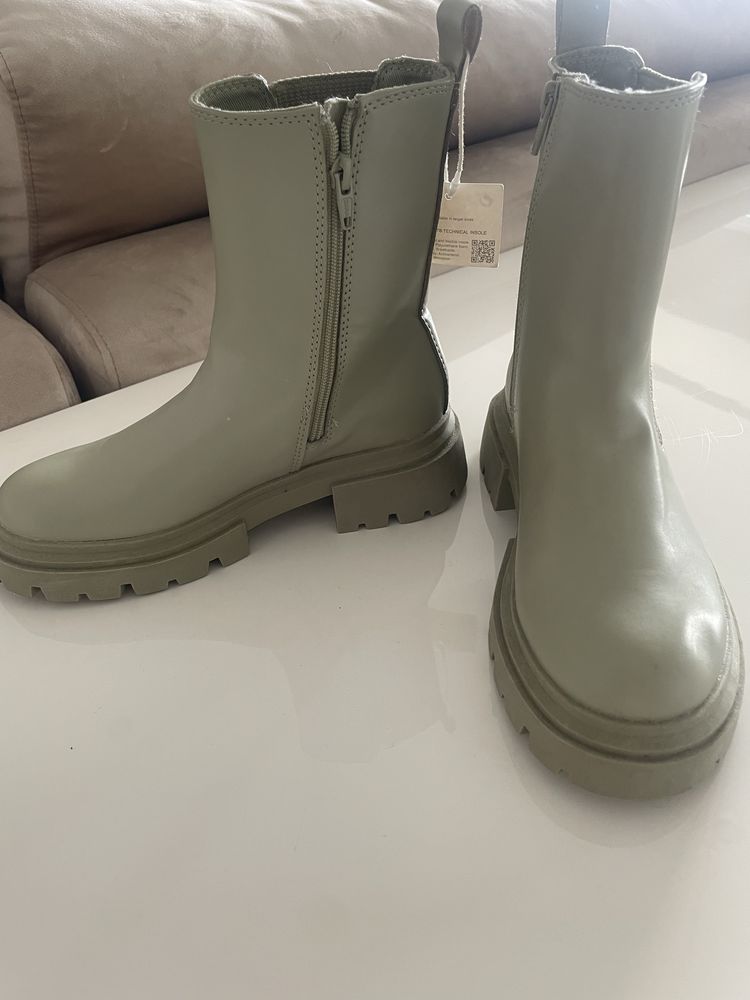 Botas criança novas tam.31