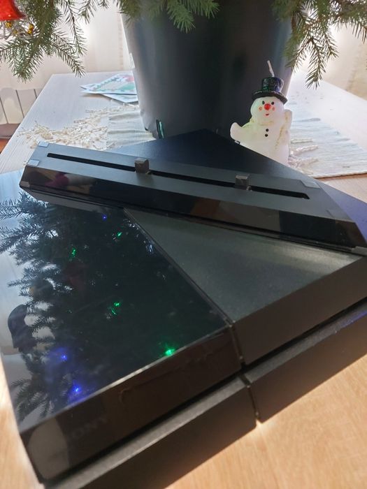 Sony PlayStation 4 PS4 (2 нових джойстики, диски з іграми, заряд. стан