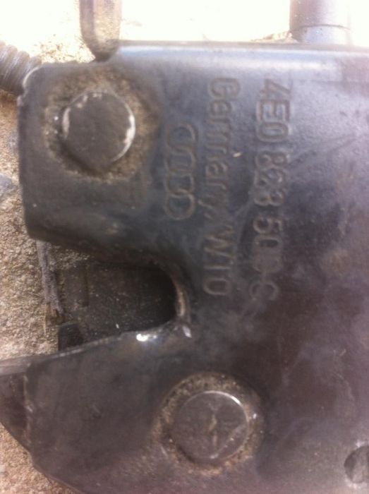 Замок капота правий до АУДІ А8-2004 оригінал