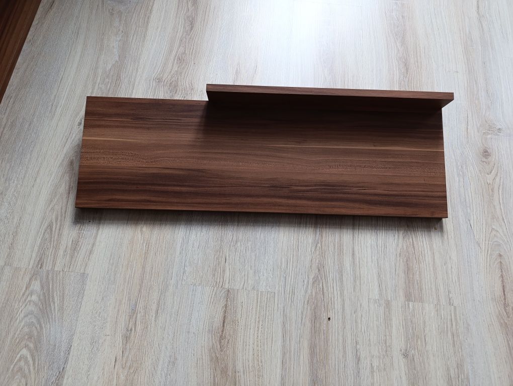 Panel ścienny z półkami