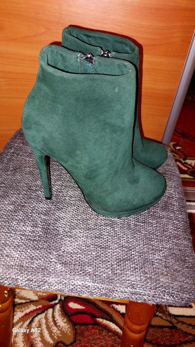 Замшеві ботинки.