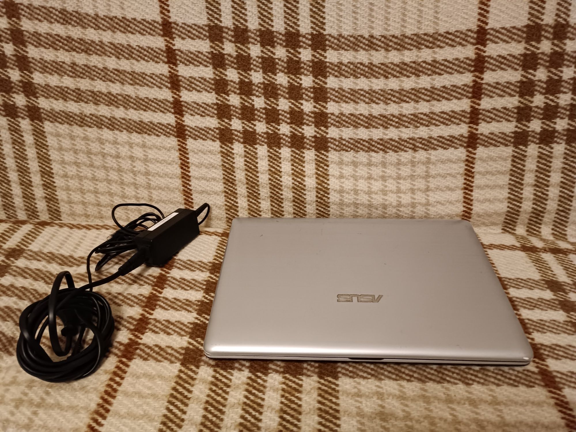 Нетбук Asus 12 дюймів