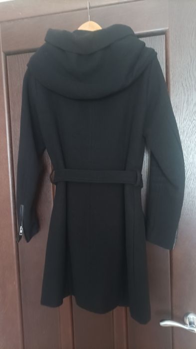 Чорне демісезонне пальто