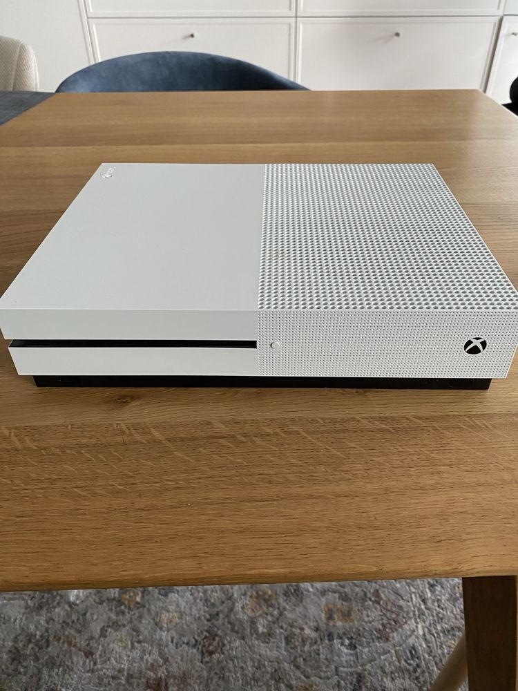 Xbox one S + 2 pady + 4 gry