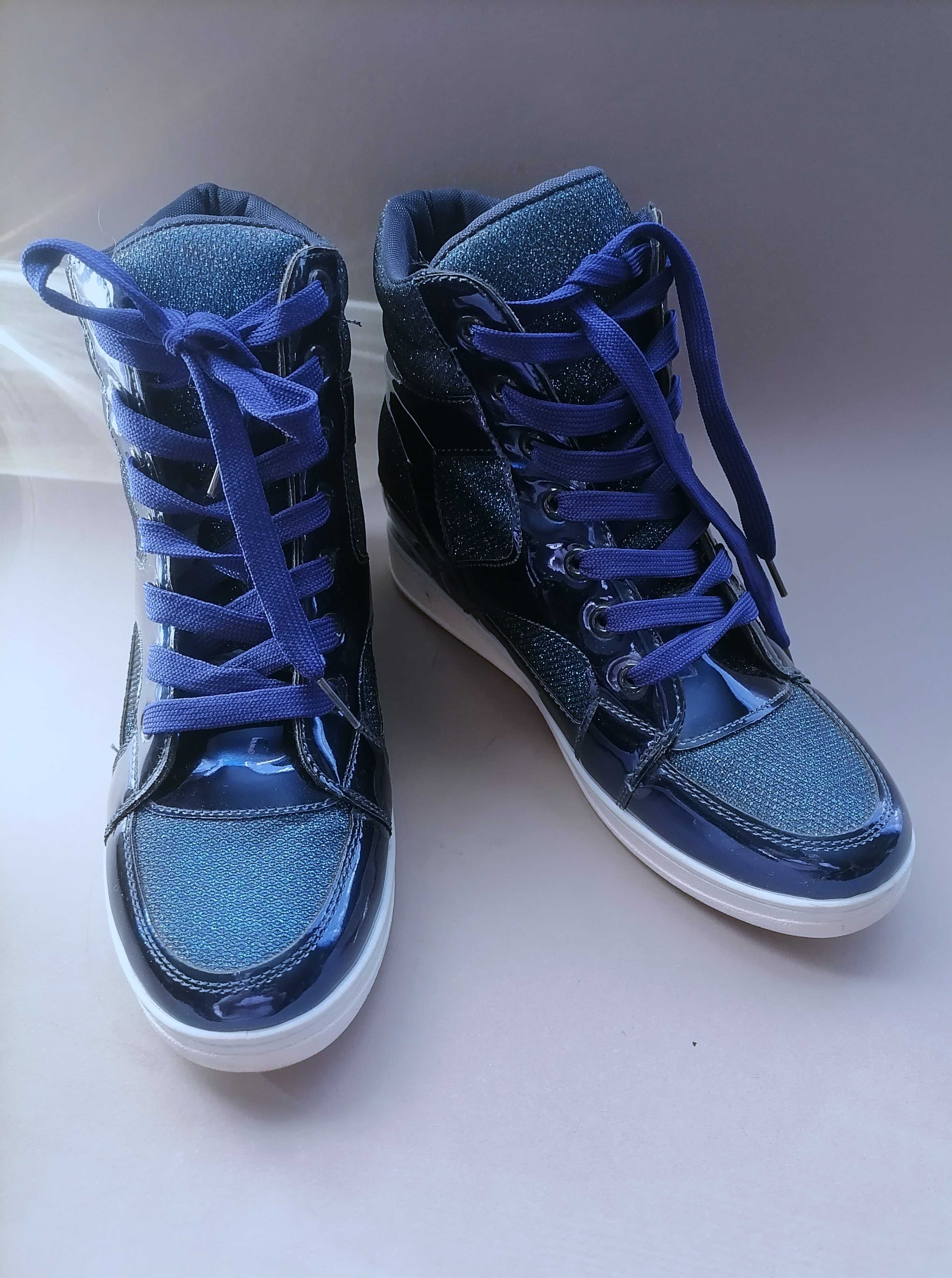 Niebieskie sneakersy w stylu glamour - rozm. 40