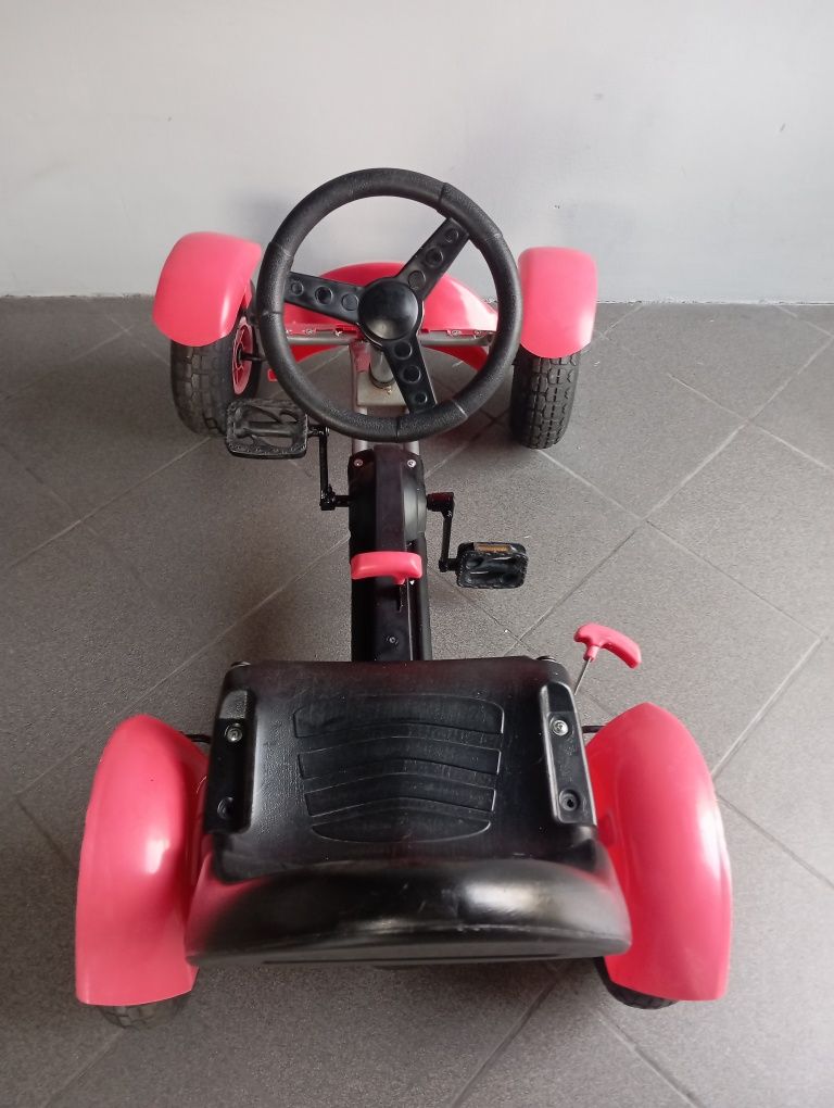 Gokart dziecięcy na pedały.