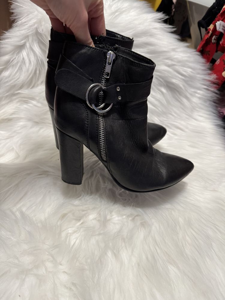 Buty botki czarne na obcasie