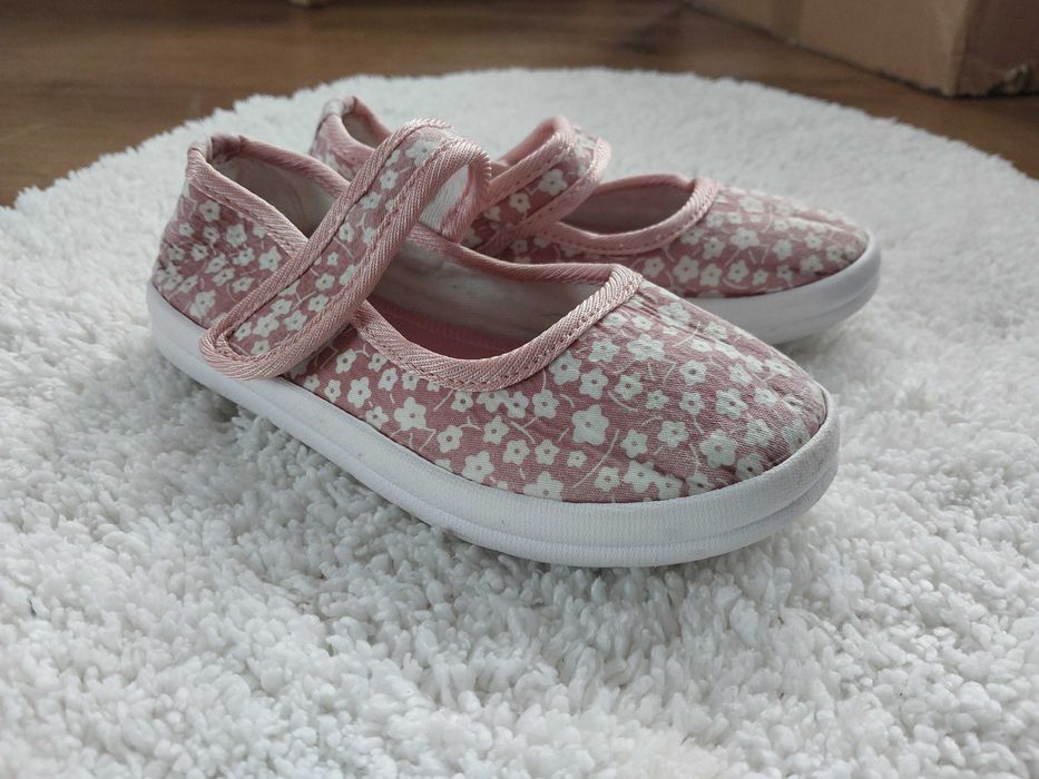 Buty, kapcie dla dziewczynki rozm.26