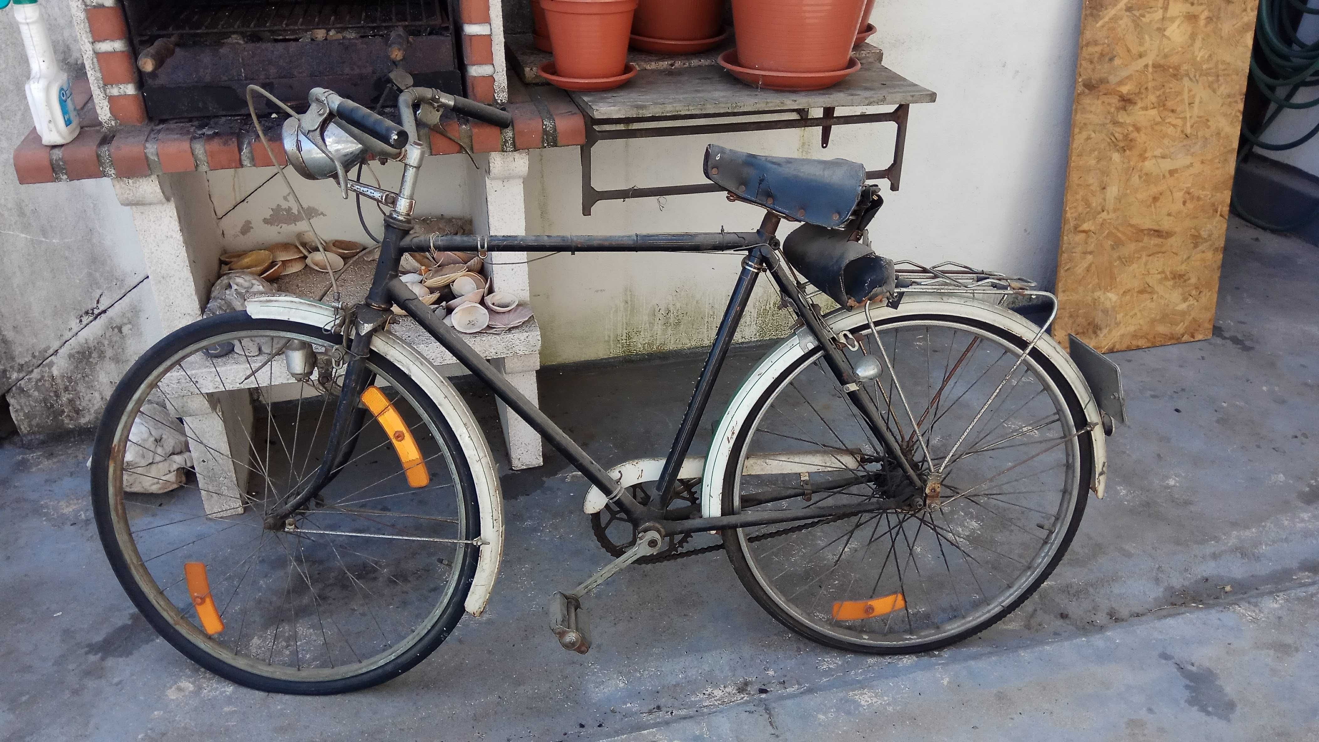 Lote de duas bicicletas antigas