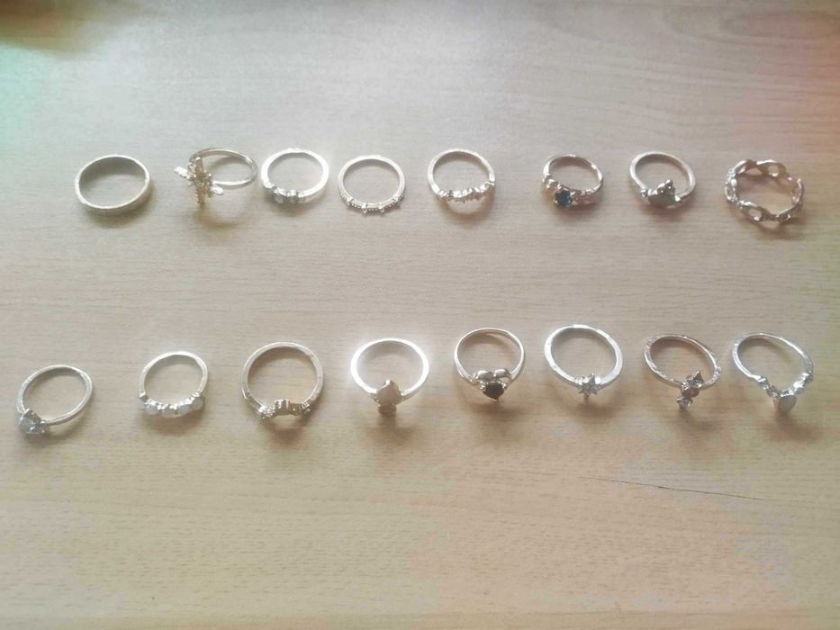 Conjunto de vários tipos de anéis e Joias elegantes