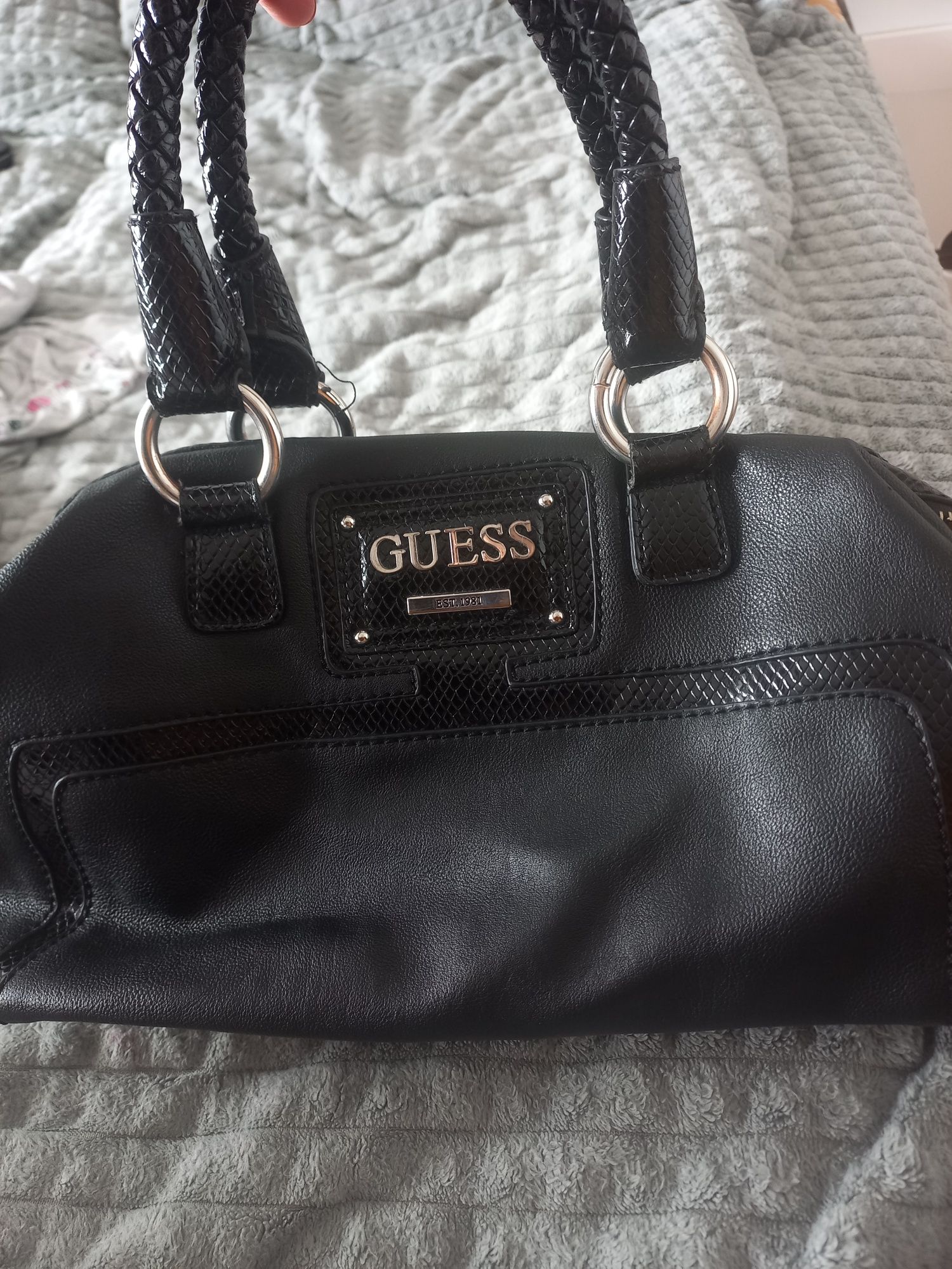 Продам фирменную стильную сумку Guess дёшево