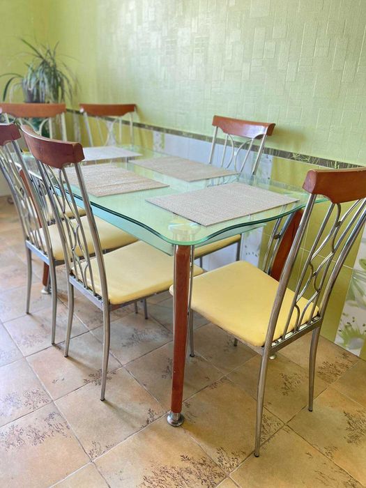 кухонний стіл з стільцями