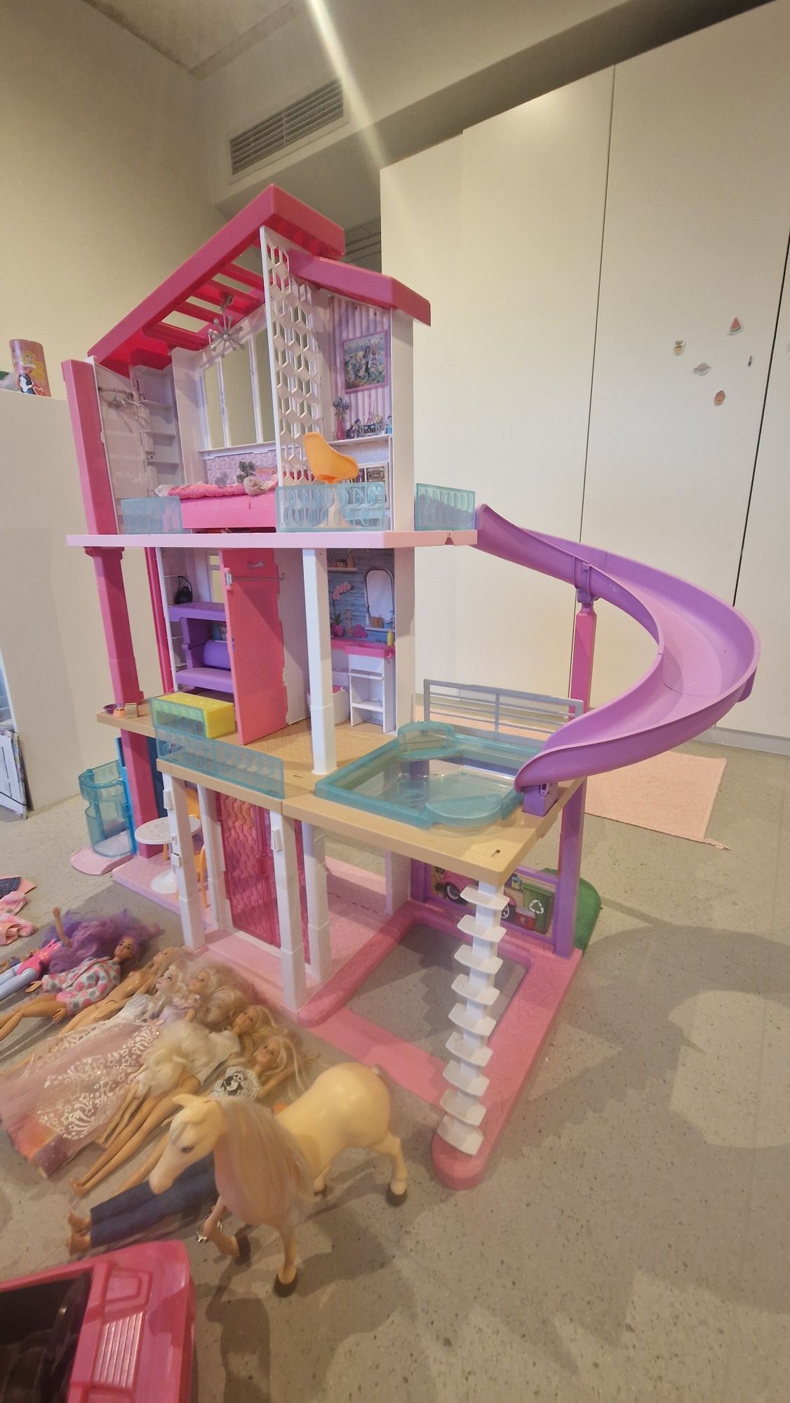 Barbie Dreamhouse,  Bonecas e acessórios