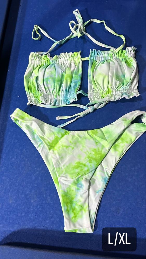 Bikinis de várias cores e tamanhos