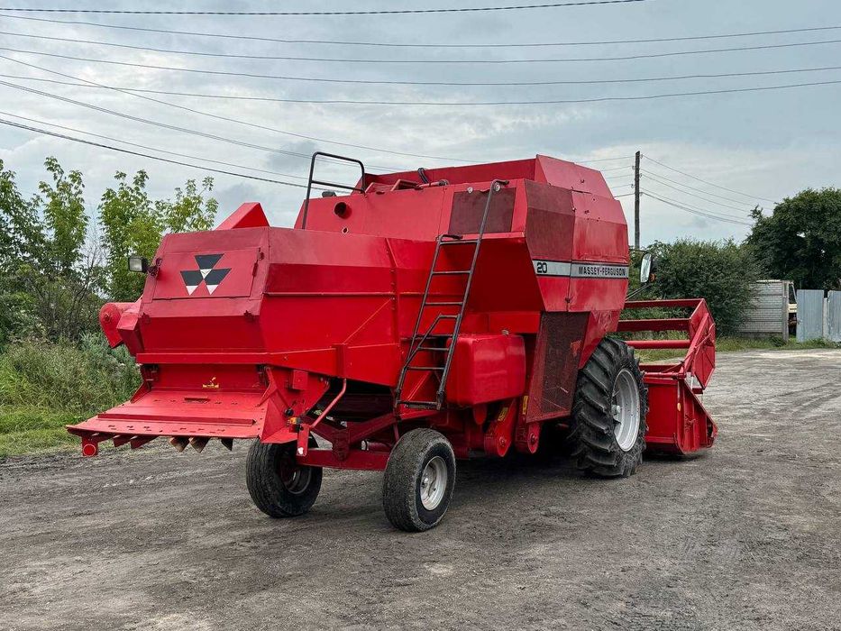 Свіжо привезений комбайн Massey Ferguson 20 48S Клас Sampo Норвегія