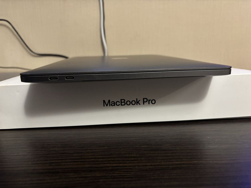 Macbook pro 13 touch bar 2018 8/250