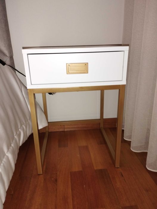 Mesa de apoio sala ou quarto em madeira