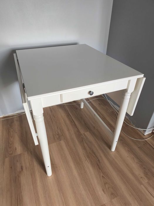 Mesa novo como poucos dias de uso com 2 cadeiras preço negociável