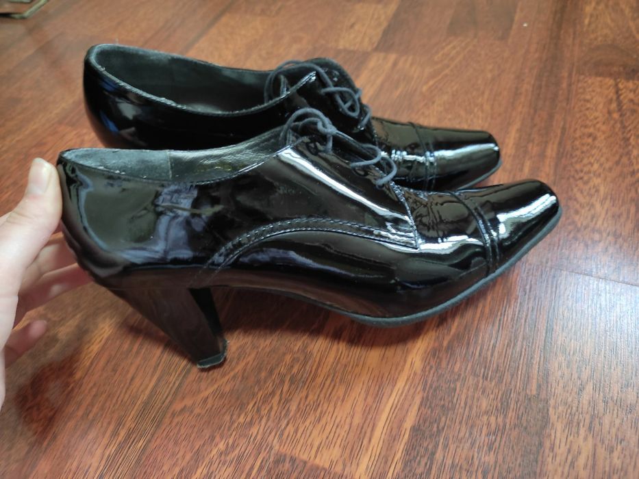 Продам лакированные туфли