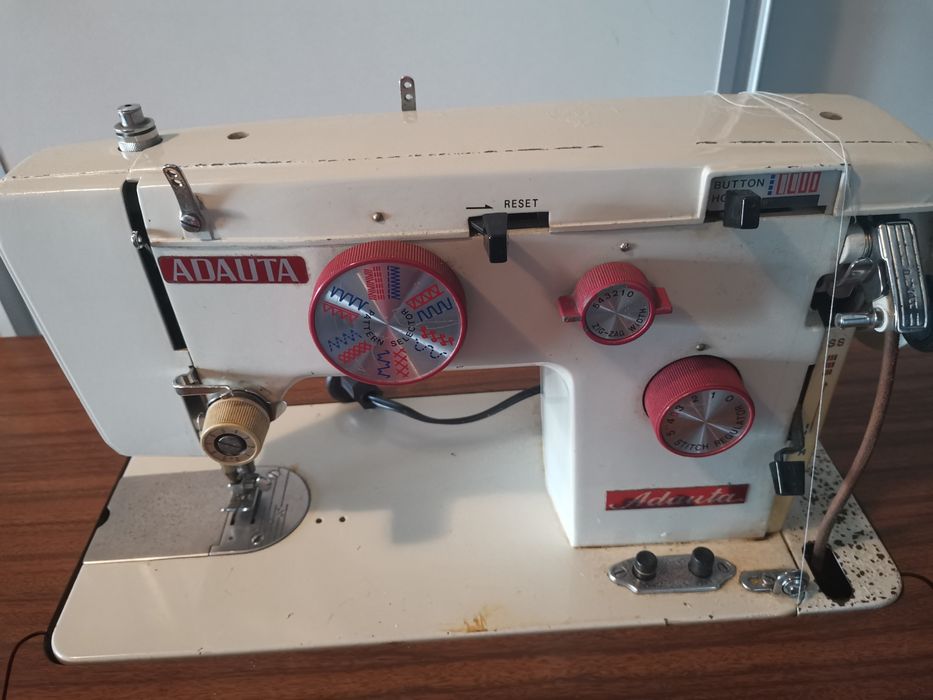 Máquina de costura a trabalhar com móvel com gavetas