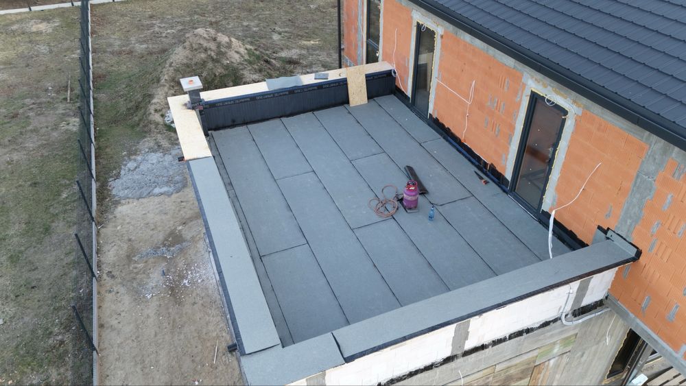 Dachy płaskie Tarasy Balkony Hydroizolacja Izolacja dachów Dekarz