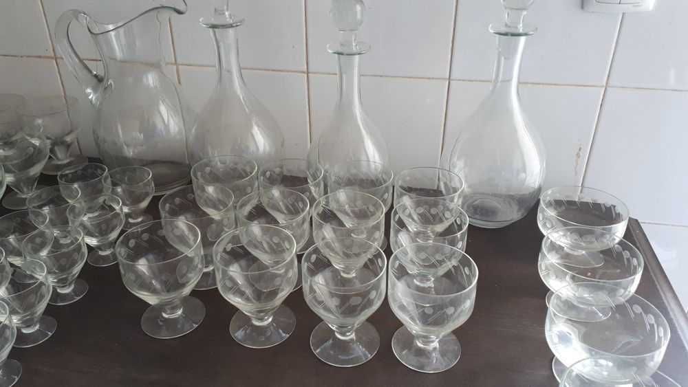 Conjunto copos, taças, garrafas e jarro