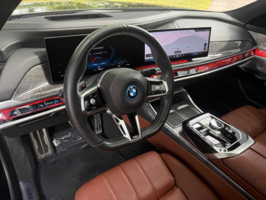BMW i7 M70      2024