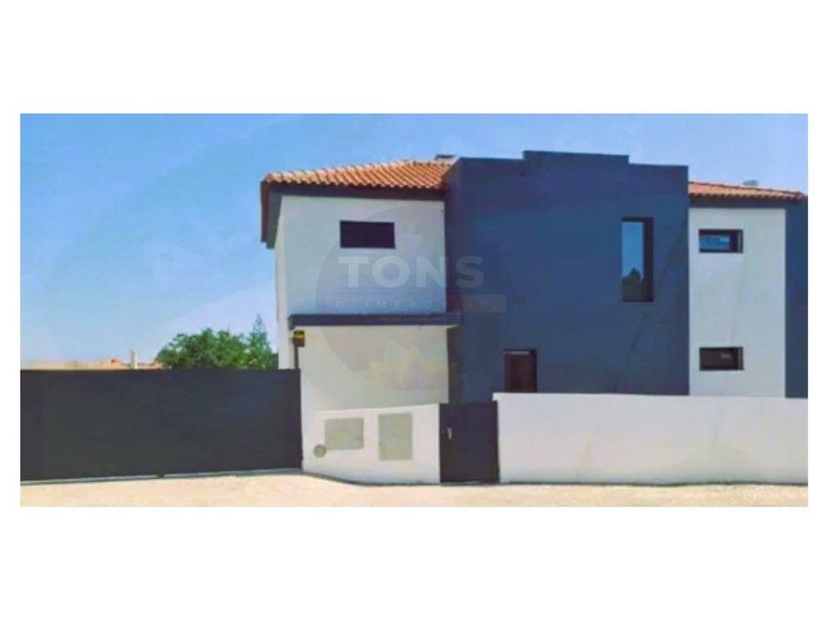 A Sua Casa de Sonho: Moradia T4 Nova com Espaços Amplos e Luz Natural