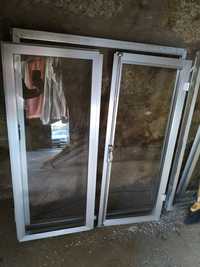Várias janelas de alumínio com vidro simples