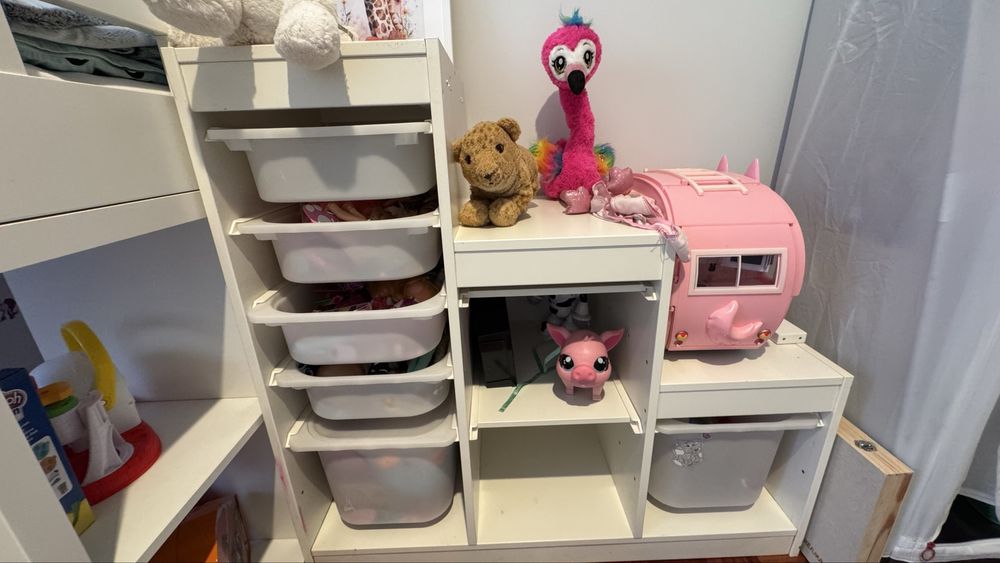 Cama de crianca com 2 estantes em baixo + estante IKEA para brinquedos
