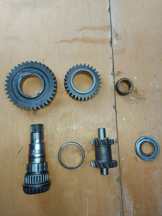 Wałek dolny górny skrzyni biegów massey ferguson 3645,3635,3655