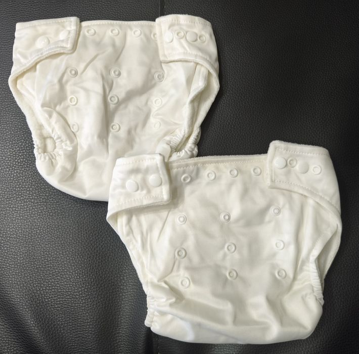 Conjunto de duas fraldas reutilizáveis novas