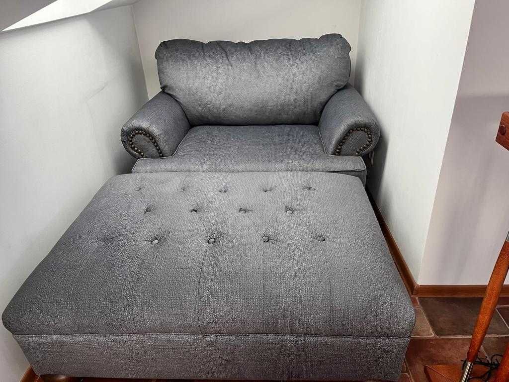 Duży pikowany fotel po renowacji z otomaną / kolor stalowo-niebieski