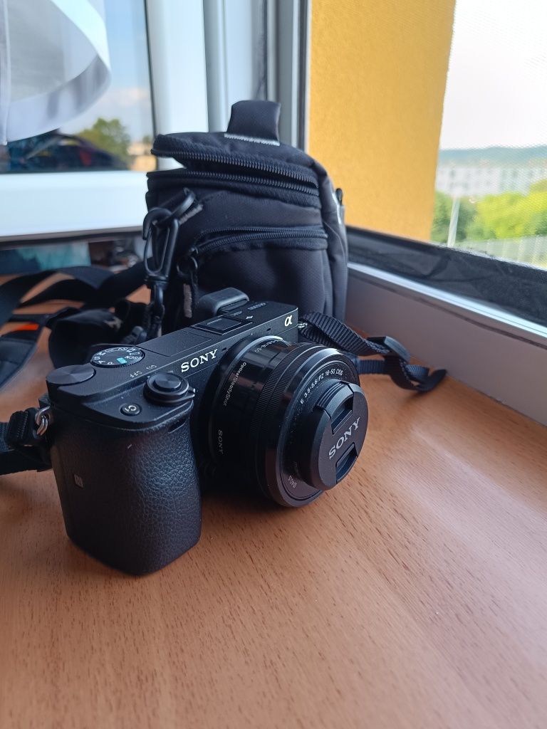 Aparat Sony A6300 + plus obiektyw 16-50 (Znakomity stan)