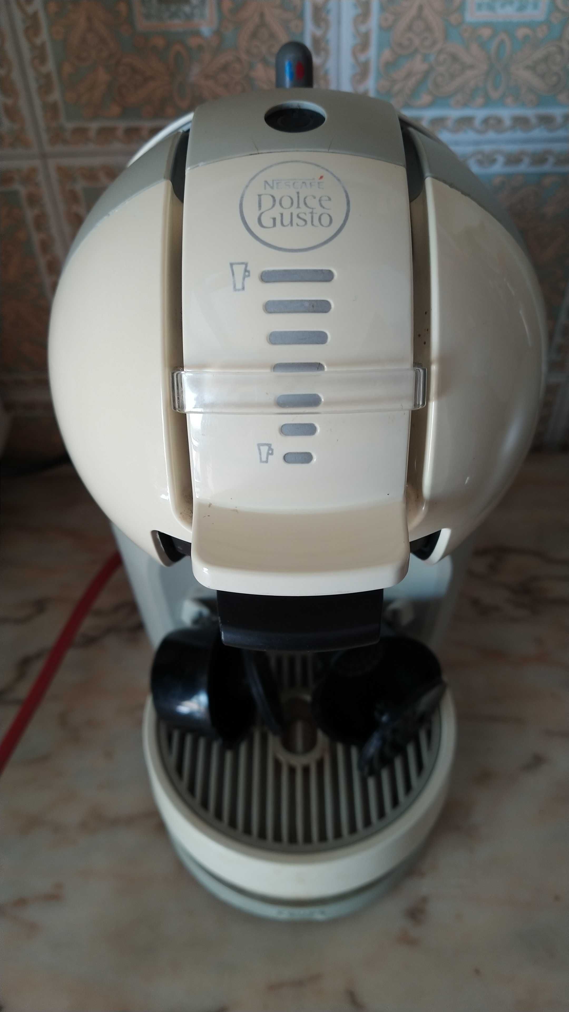 Maquina de café Dolce Gusto - para cápsulas ou café em pó.
