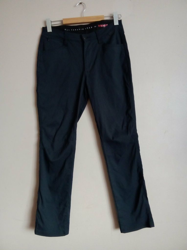 Czarne spodnie materiałowe typu chinos Wrangler
