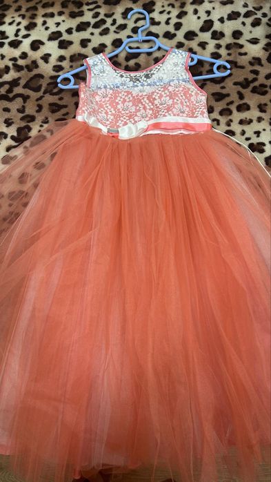 Продам випускні плаття, або надам в оренду