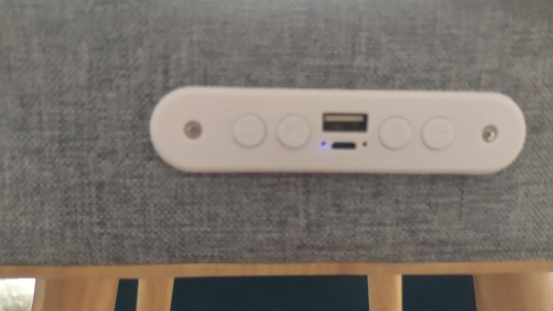 Inteligentny stolik bluetooth z głośnikiem i ładowaniem indukcyjnym