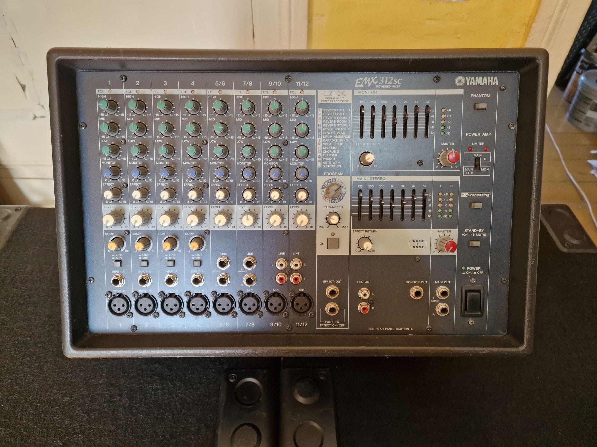 Nagłośnienie estradowe (powermixer Yamaha + kolumny)